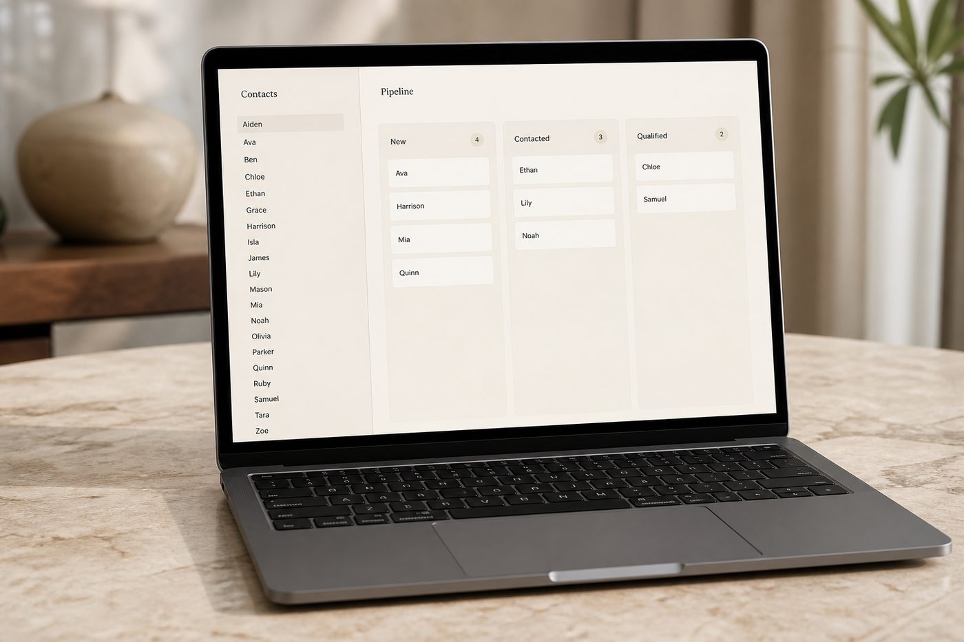Fieldbook abierto en un portátil: una lista simple de personas y un flujo de tres columnas